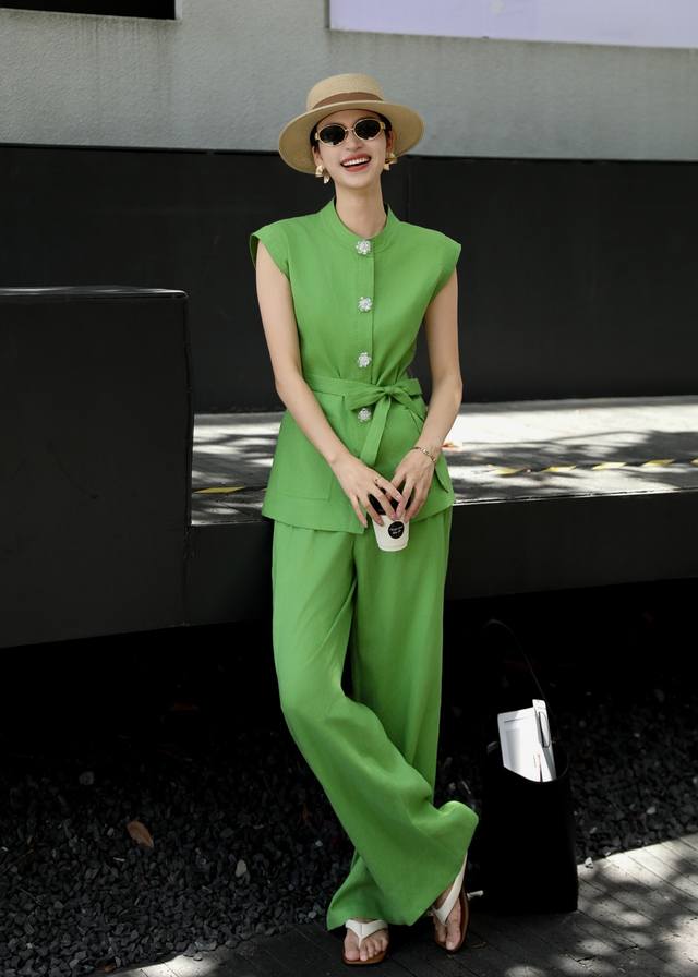 Set Hot item recommendation, a very stylish heavy linen suit. Made of 100% pure