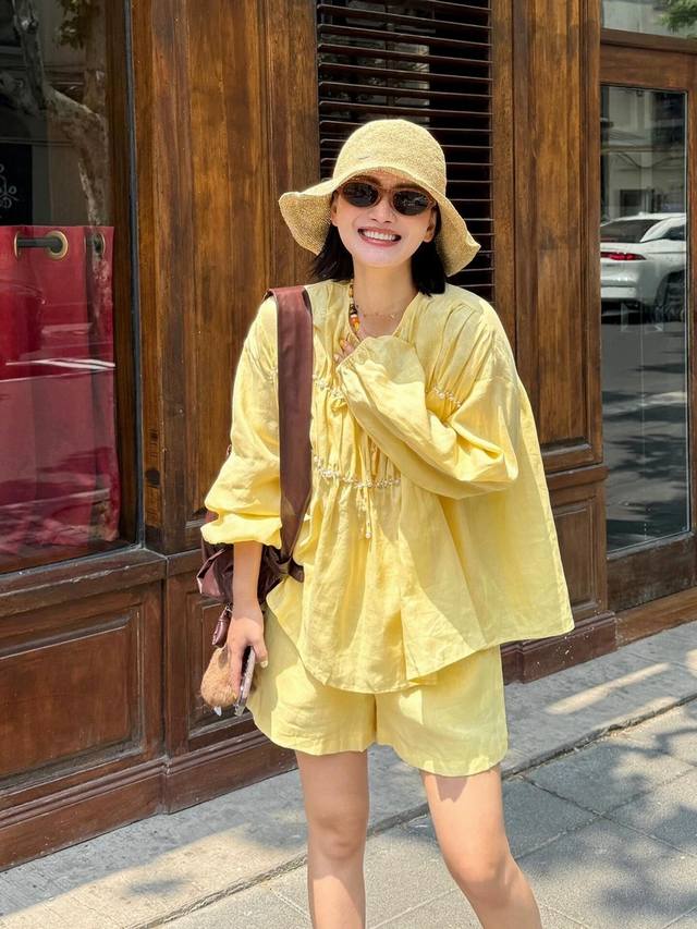 Set Relaxed pure linen beaded top + shorts two-piece set shows a romantic style.