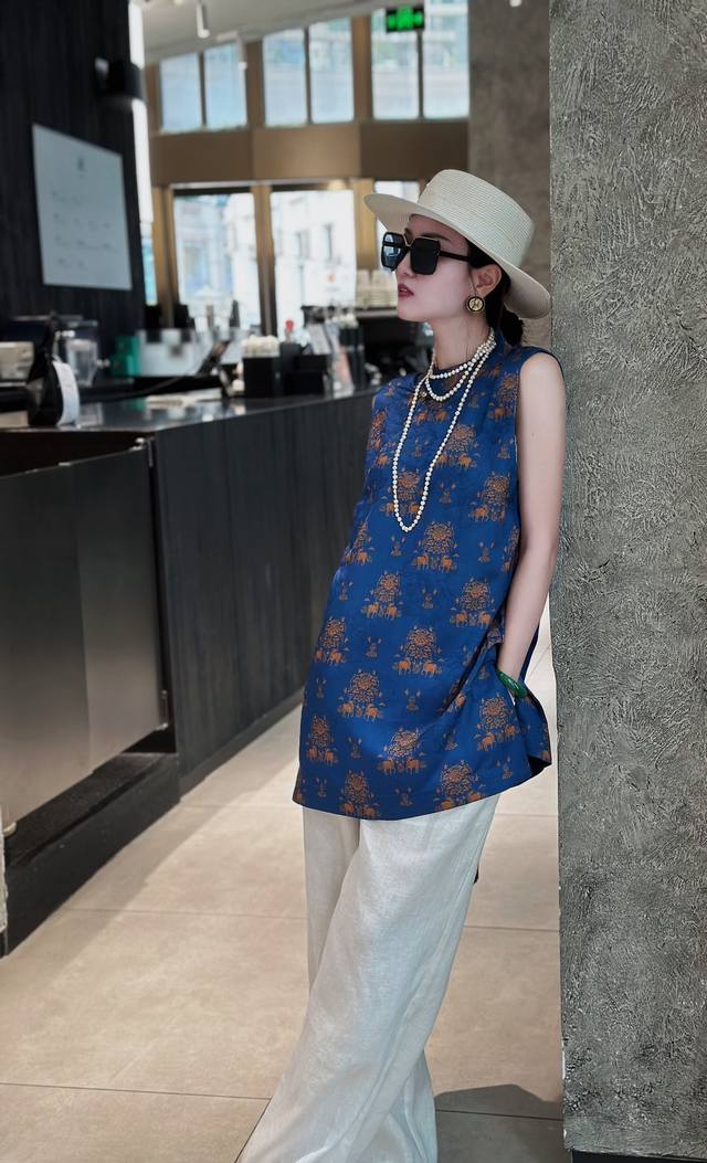 Top Rayon jacquard print buttoned slit top with zipper on the back, comfortable,