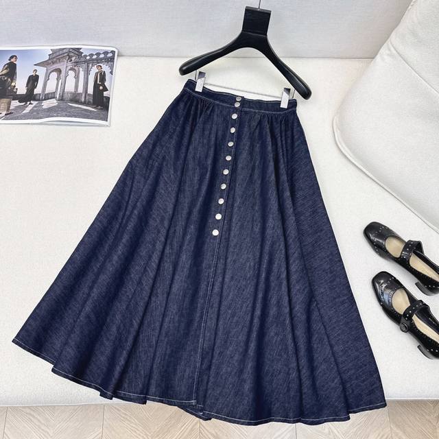 Cd 25Ss The latest spring and summer button-down denim skirt. Heavy washed denim