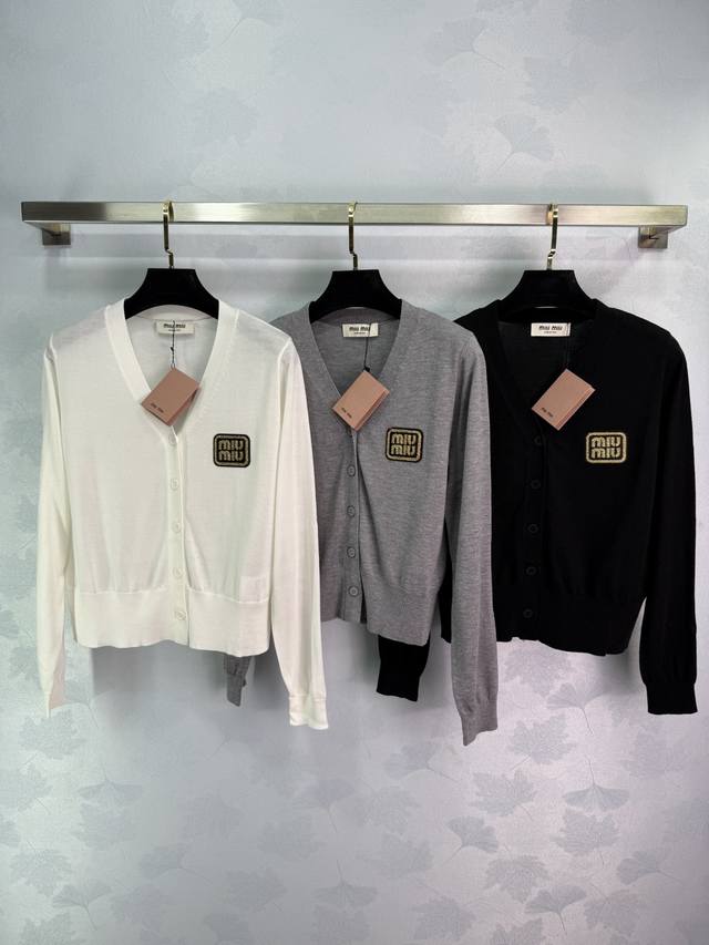 Miu *25 new V-neck cardigan classic with letter design on the chest, unique! Tem