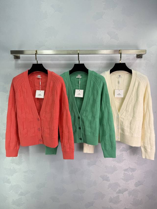 He*2025 new knitted V-neck cardigan with exquisite weaving texture, small round