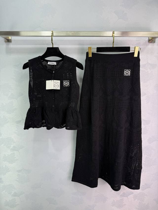 Loe*2025 Spring and Summer new lace suit, top + skirt. The top is sleeveless and