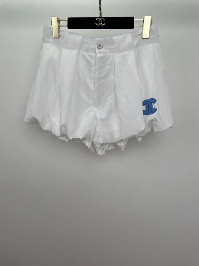 C's 25Ss second-hand flower bud shorts with fluffy silhouette that hides the leg