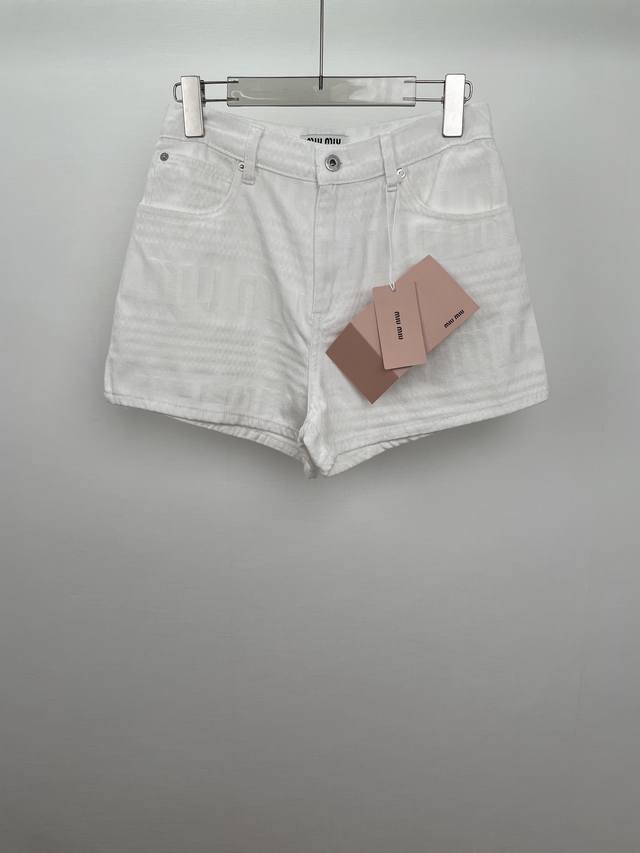 Miu jacquard logo denim shorts are comfortable and breathable, with exquisite te