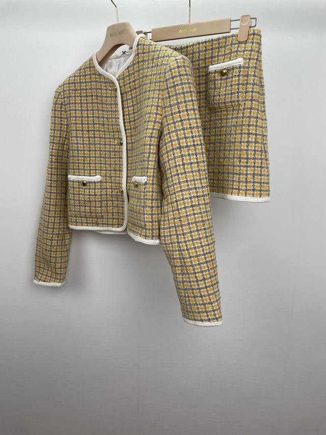 Miu 's yellow-green tweed plaid suit gives you the impression of a chaebol daugh