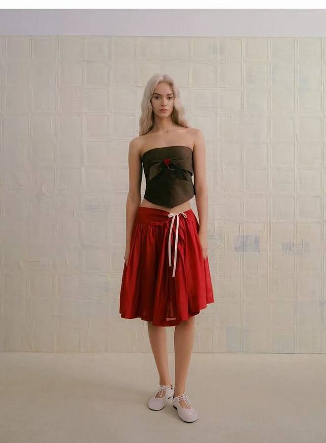 Mar*25Ss The bright colors of the tilted pleated skirt inject more vitality into