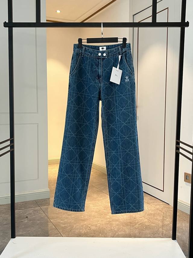 This pair of Dior denim trousers features a loose straight-leg design with a nea