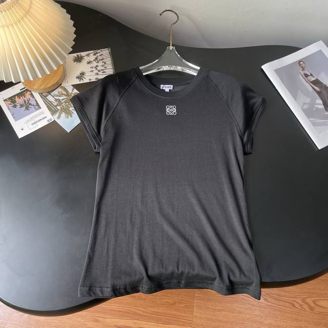 Loewe paula's T-shirt, the king of summer versatility, is a slimming artifact. H
