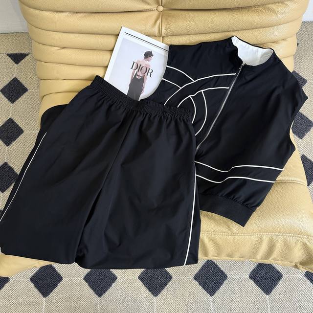 25 Summer Cc hooded vest top + elastic waist trousers. When you put them on, you