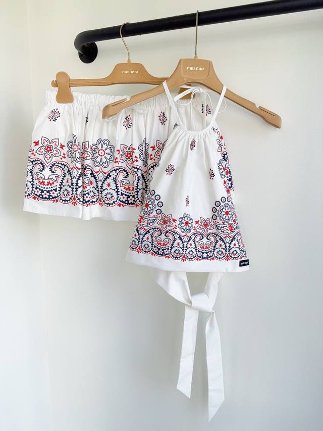 A set of Miu25 new floral logo letter suspender skirt and pants suits are shippe