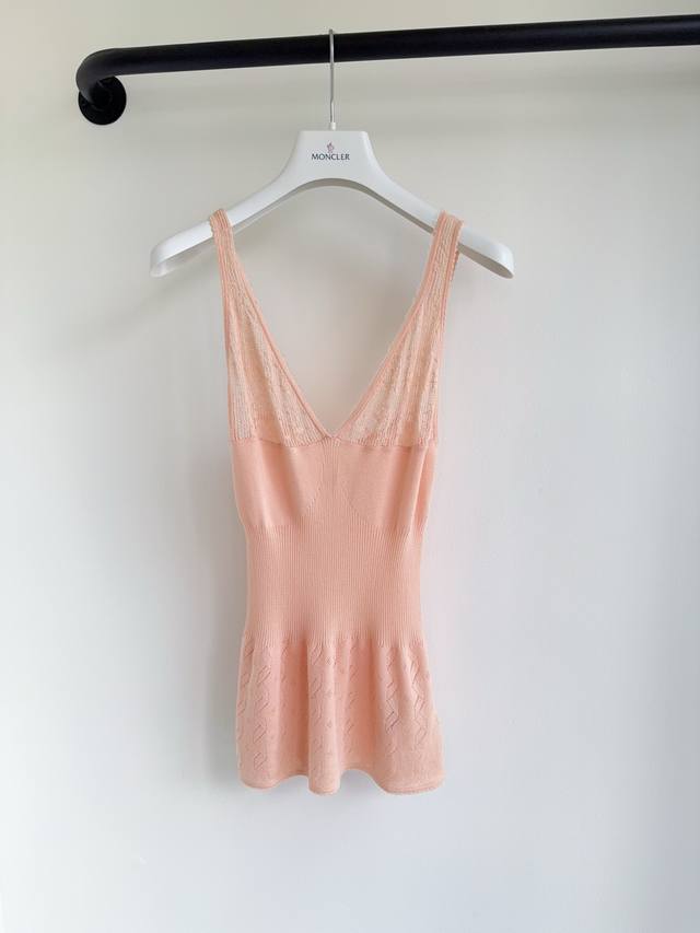 Chlo25 series new V-neck custom sleeveless knitted top. Made of ribbed knitted s