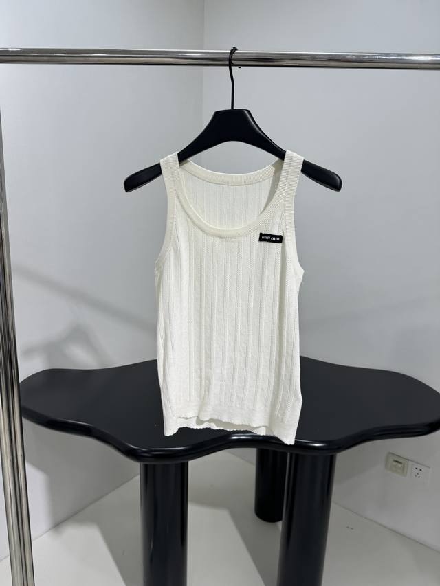 New cotton vest Made of off-white cotton fabric Embroidered with brand logo Elas