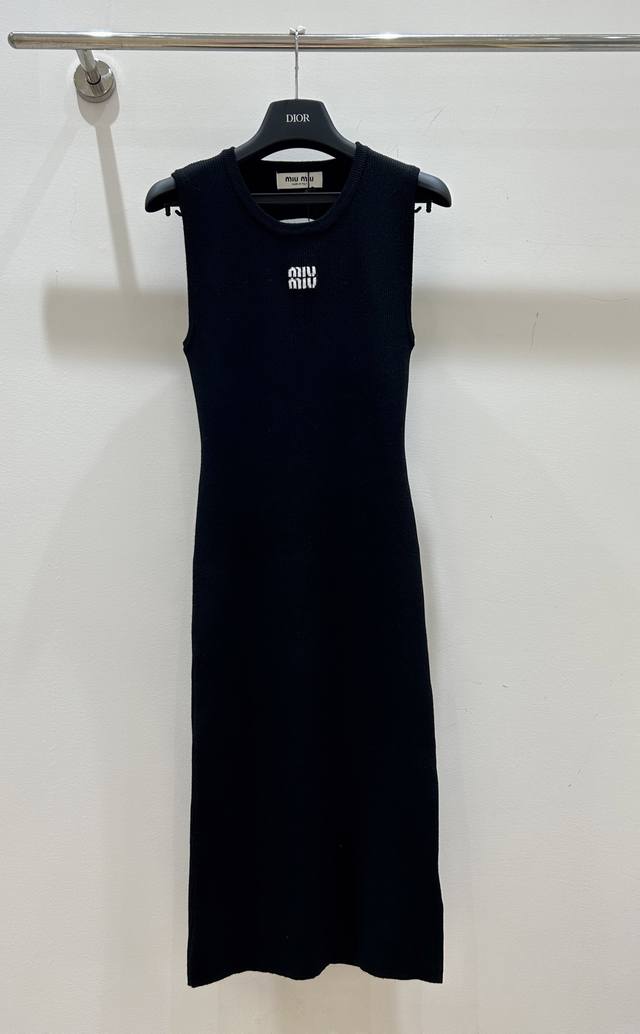 The new Miumiu backless long skirt for spring and summer is light and elegant wi