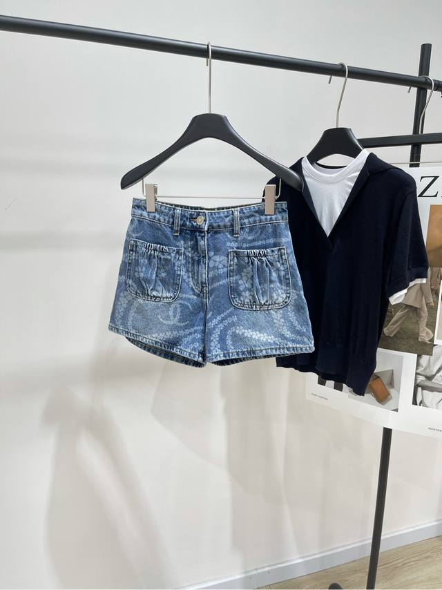 Chanel double pocket printed denim shorts , fabric: denim cotton Color: blue Fla