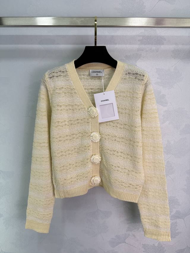 Ch*2025 Early Autumn new V-neck knitted cardigan Small chrysanthemum flower deco