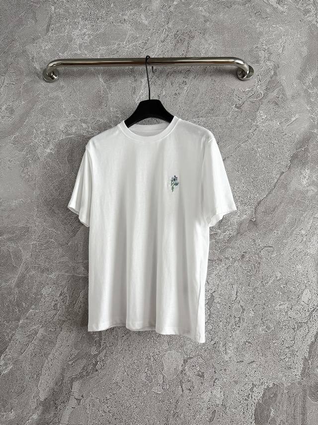 Available now Model No. 531P Flower embroidered T-shirt The chest is decorated w