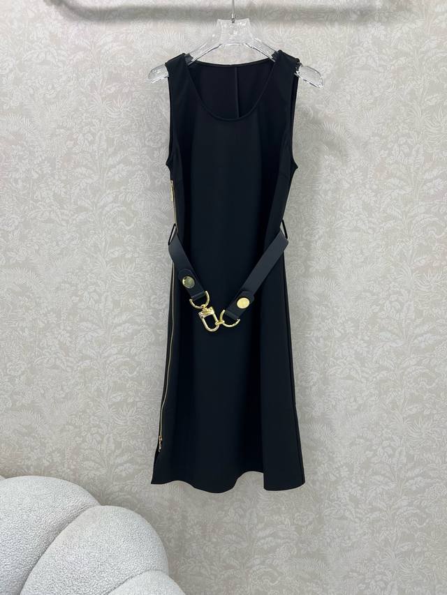 Louis Vuitto*25 new vest dress with heavy metal belt, full of brand tone, full o