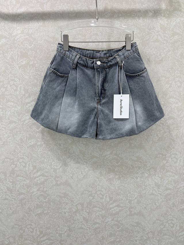 Acn* 25 new flower bud shorts are highly recommended. Acn* jeans never disappoin