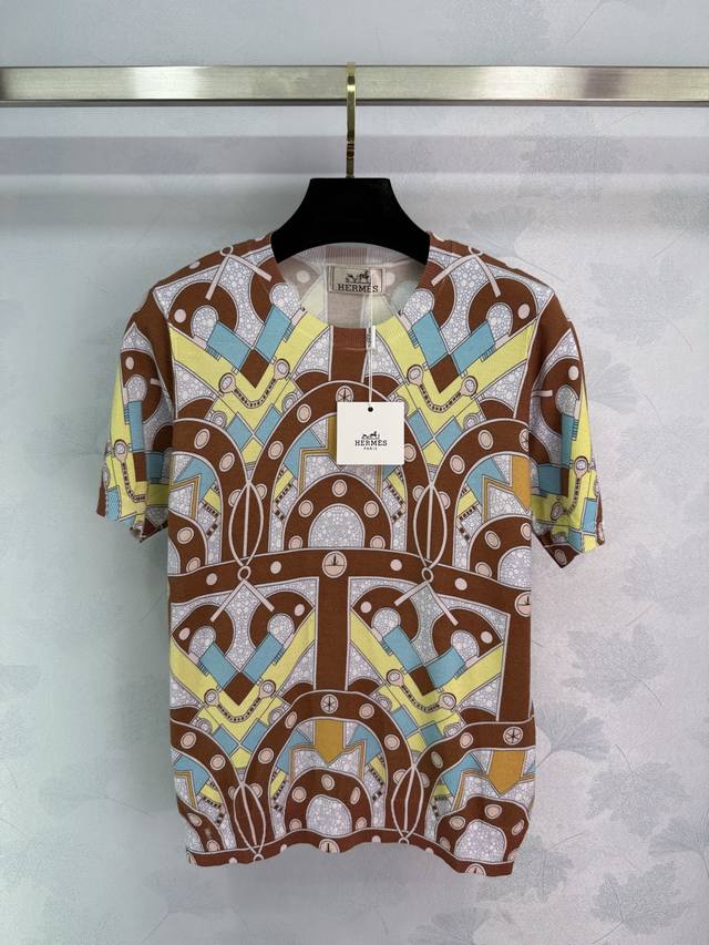 Aima* printed knitted short sleeves, coffee background with yellow and blue geom