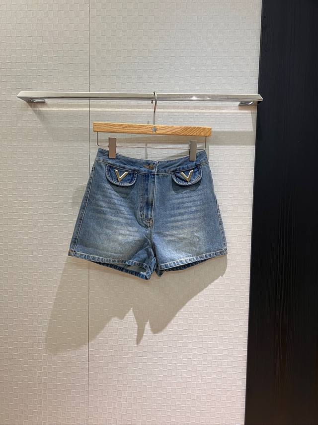 New classic V letter metal buckle decorated washed denim shorts Logo leather lab