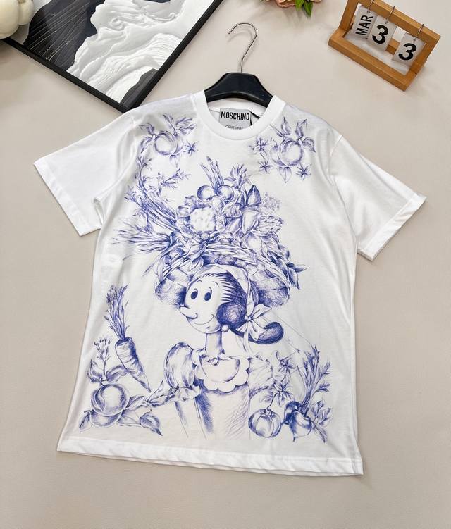 Moschino's new Oliver series printed short-sleeved T-shirt uses the classic Oliv