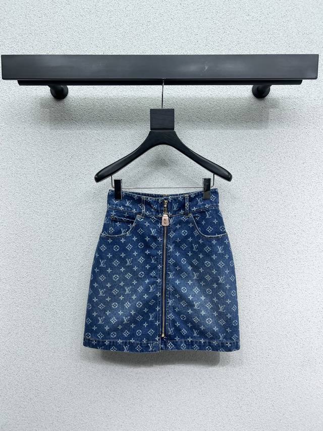 L's series of classic denim skirts with old patterns and Yb laser printing are f