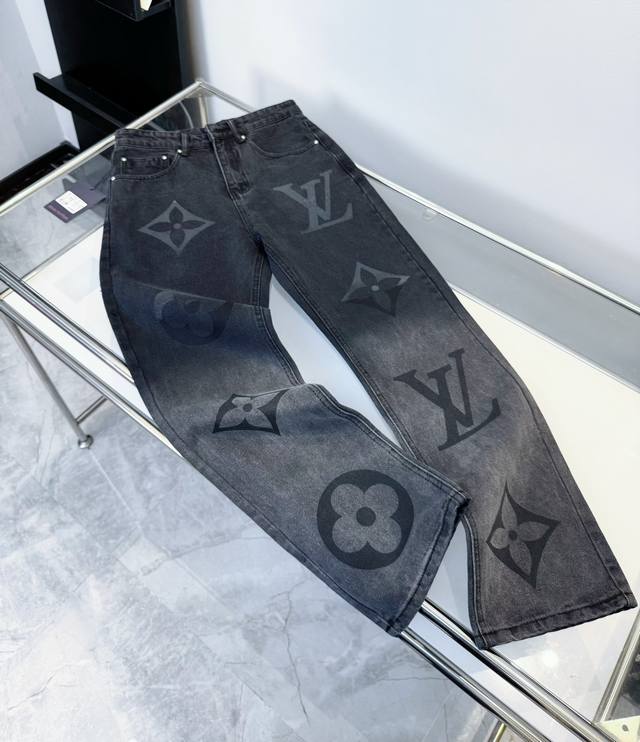 Style number: D132 Louis Vuitton & Louis Vuitton LV large letter logo gradient b