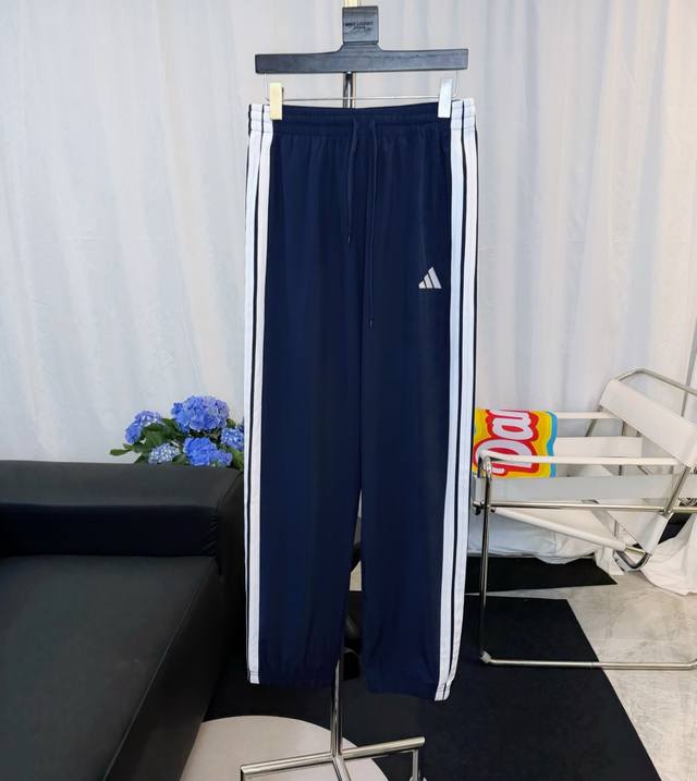 Style number: D259 straight-leg floor-length pants Adidas three-bar straight-leg
