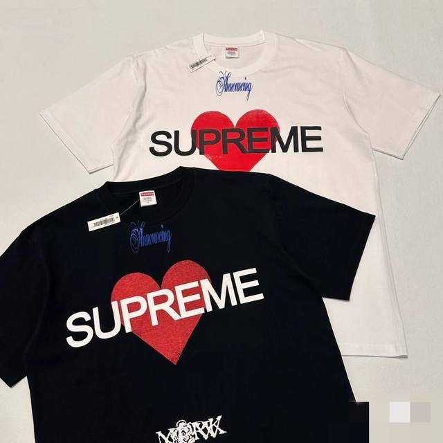 8004 Supreme Ss25 Week1 Announcing Tee Heart-shaped Logo pattern round neck shor
