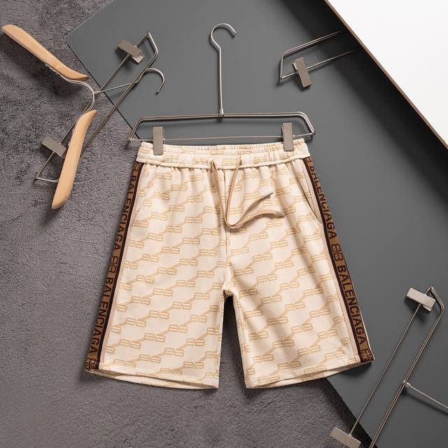 Balenciaga 's new knitted shorts are made of custom-made fabrics made of wafer f
