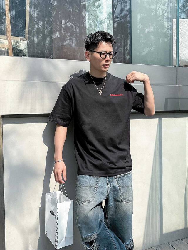 Balenciaga short-sleeved T-shirt. Simple and good-looking black T-shirt. I reall
