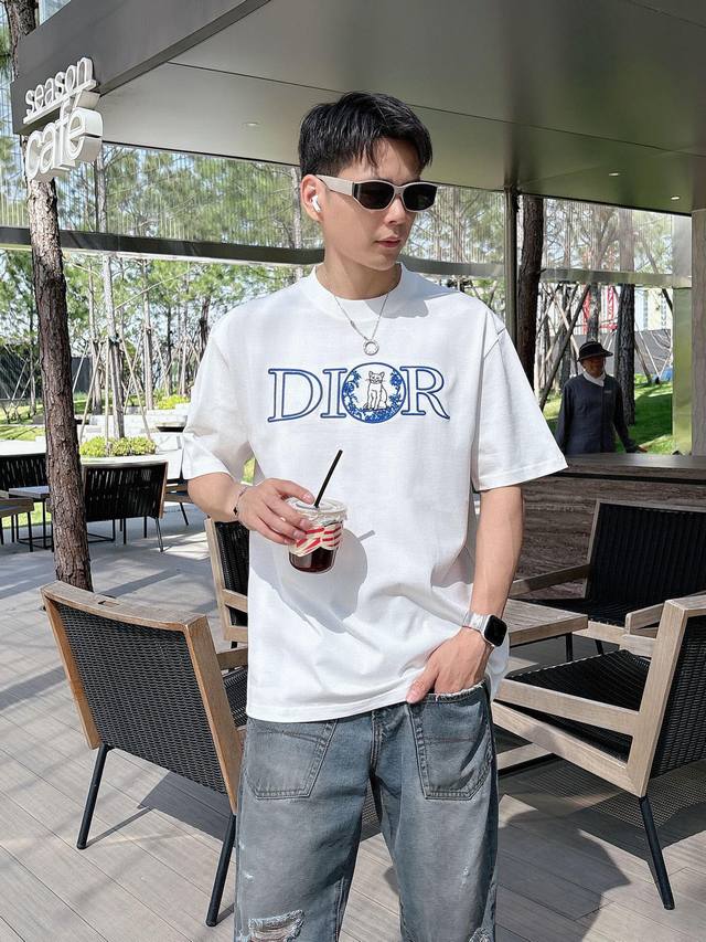 Dior's most popular short-sleeved T-shirts in early spring. Dior's new T-shirts