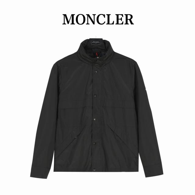 Moncler workwear style lightweight hooded jacket The hood can be hidden. It is r