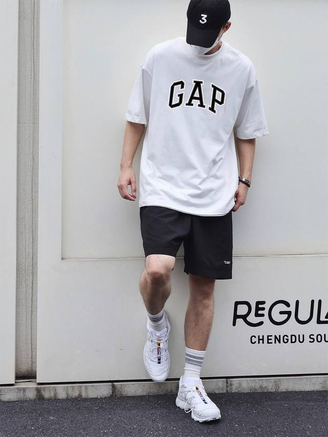 New arrival! Gap's new short-sleeved T-shirt, the cut is very particular! The u