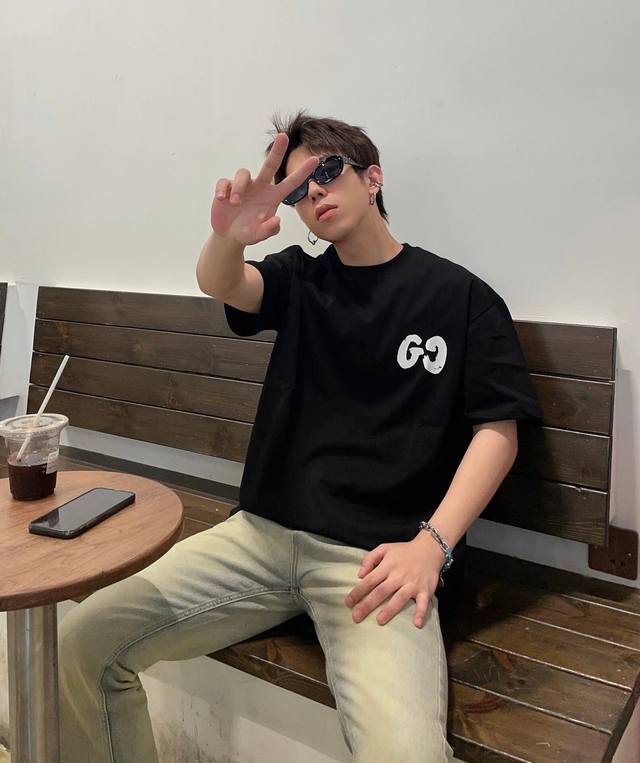 New arrival! Spring and summer Gucci short-sleeved T-shirts, the cut is very pa