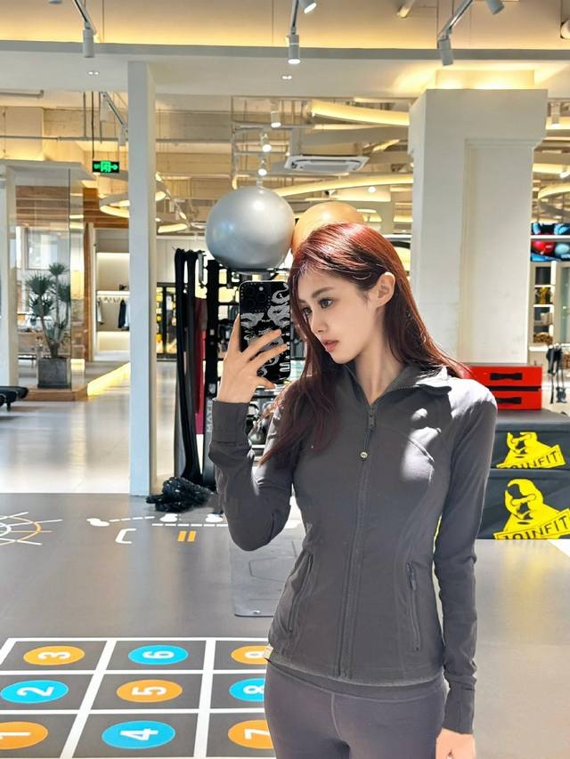 graphite gray model picture, -Lululemon25 model