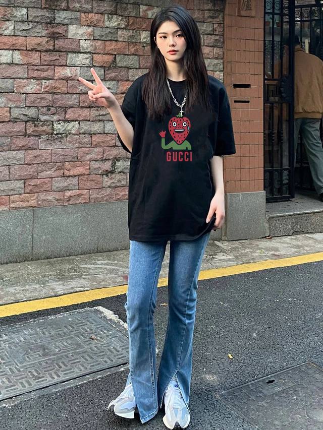 New arrival! Gucci's new short-sleeved T-shirt, the cut is very particular! The