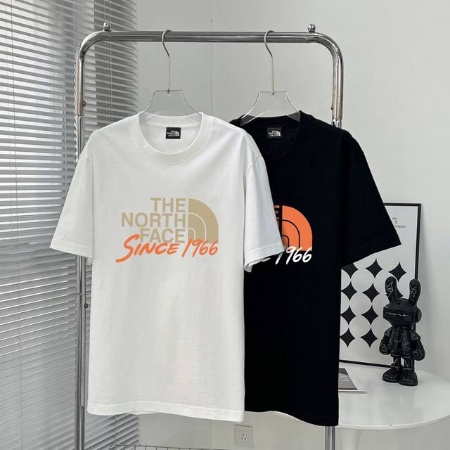 The North Face colorful printed short-sleeved T-shirt for youthful looks! Versa