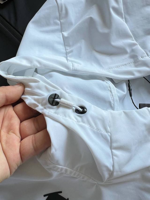 Details Descente comprehensive training sun protection clothing redefines the bo