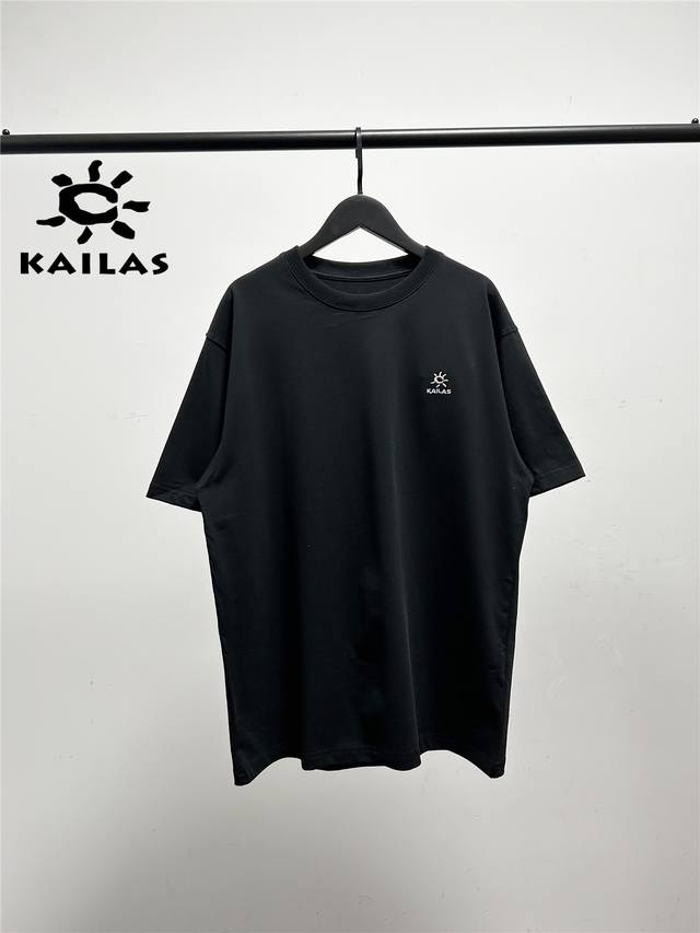 Kailas cabinet's latest embroidered small logo short-sleeved T-shirt! Kailas is