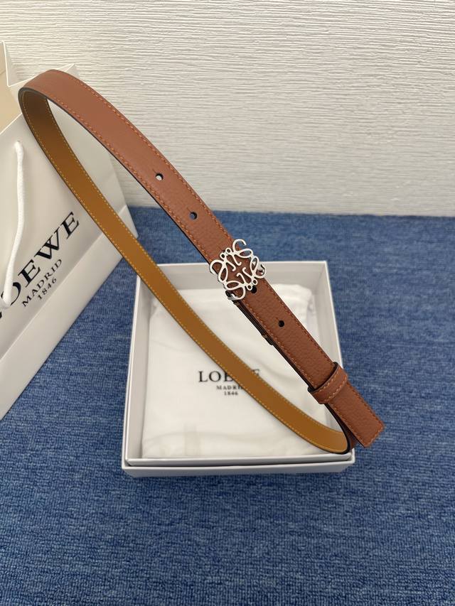 For Loewe counters, the latest belt is made of smooth cowhide leather and decor