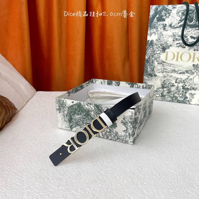 For Dior This belt is reversible and has a removable buckle. Crafted from smoot