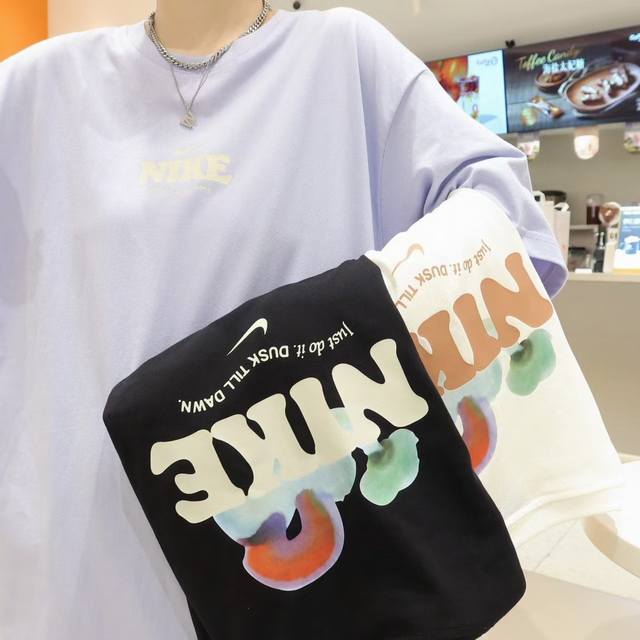 New arrival! Nike couple short-sleeved limited edition, very handsome, with a g