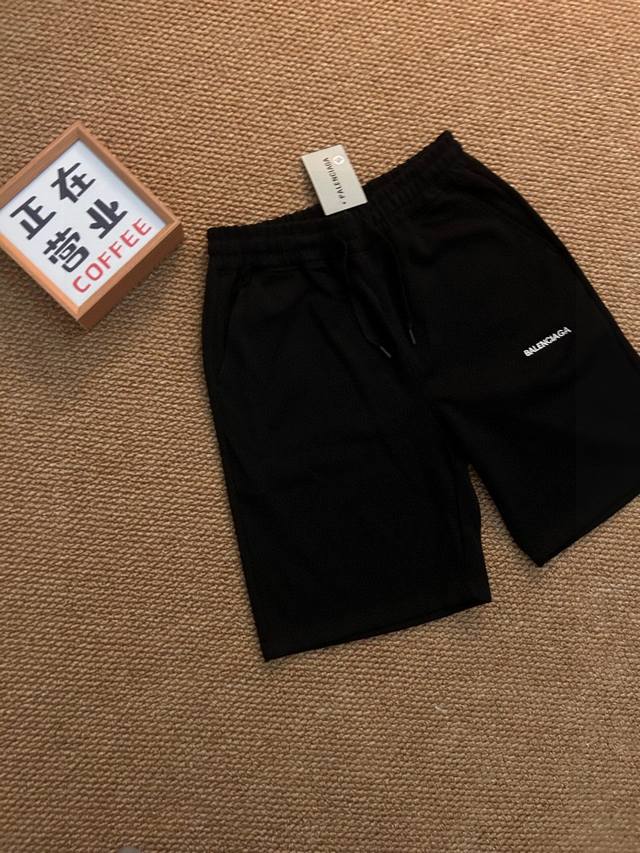 Balenciaga Balenciaga's latest basic five-point casual shorts for summer are mad