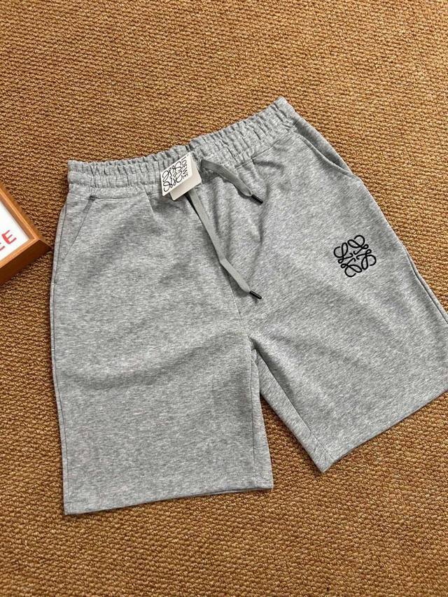Loewe's latest basic five-point casual shorts for summer are made of heavy Chine