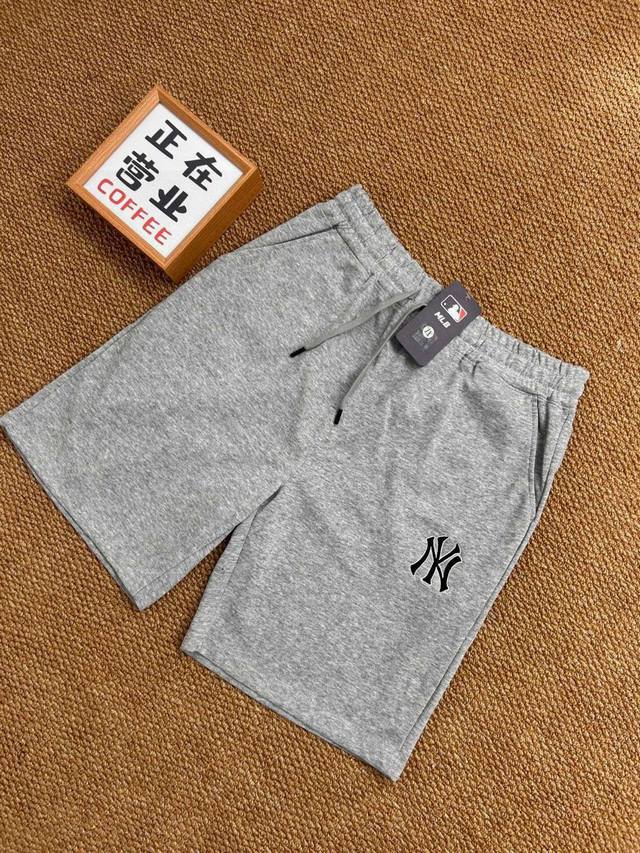 Mlb Yankees Ny's latest basic five-point casual shorts for summer. Made of heavy