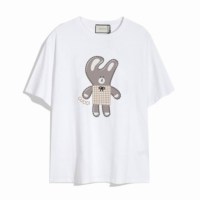 Gucci new short-sleeved T-shirt, simple design looks very generous! The cut is v