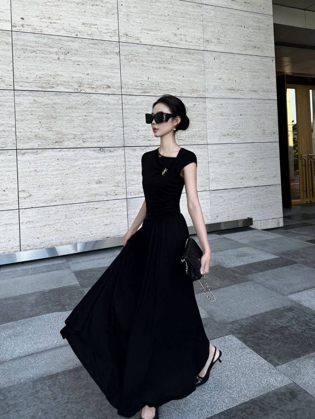 Ysl Saint Laurent irregular pleated dress with brooch Style number: 25670705823