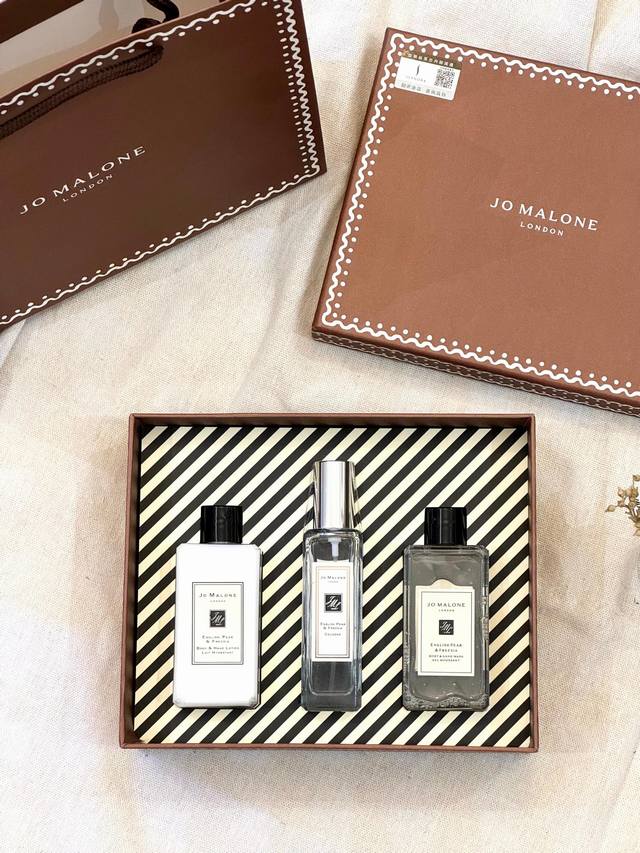 Jump into the pear and experience a pear-scented care journey! Jo Malone Englis